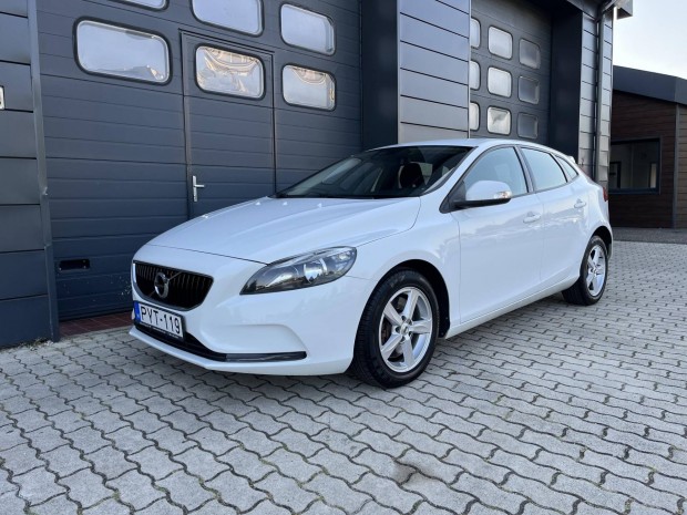 Volvo V40 2.0 D [D3] Kinetic Szervizknyv / 1.T...